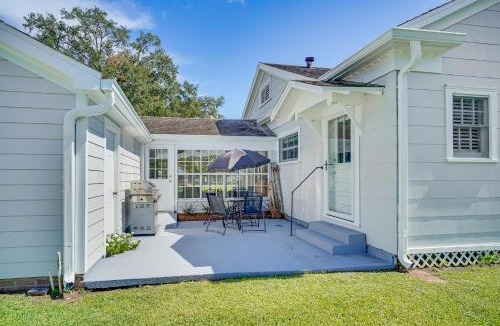 Baldwin House | Sunshine Under the Oak: Baldwin Home w/Patio!