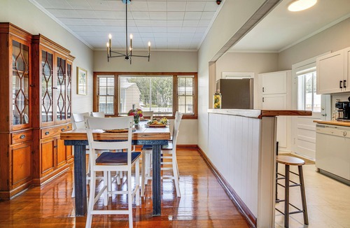 Baldwin House | Sunshine Under the Oak: Baldwin Home w/Patio!