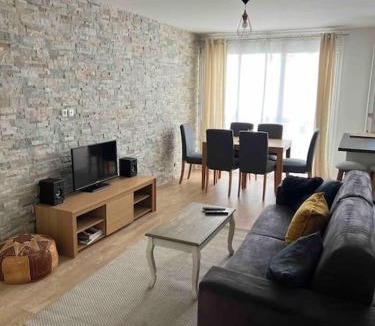 Les Puces de Saint-Ouen Apartment | Super 3 pcs et Parking aux portes de Paris et stade de france à proximité des sites touristiques parisiens Montmartre , champs Élysée ,châtelet etc et des transports métro,RER ,wifi disponible