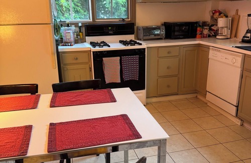 College Hill Apartment | 'Sweetstay Providence' Closest rental to the Brown athletics and Brown campus.