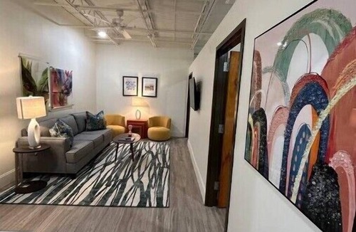 Downtown Jackson Apartment | The 610 Flats: Picasso’s Place #26