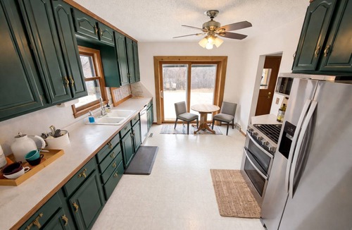Mendota Heights House | The Bird Nest. Calm, Comfortable Stay Close to Everything.