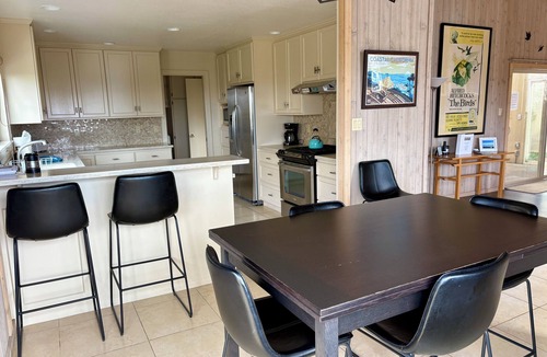 Bodega Bay House | "The Birds" Easy walk to the beach, hot tub, fireplace, pet friendly