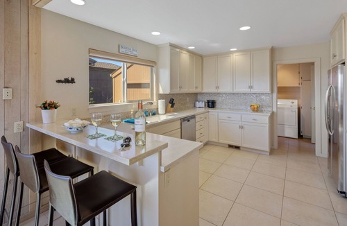 Bodega Bay House | "The Birds" Easy walk to the beach, hot tub, fireplace, pet friendly