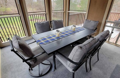 The Galena Territory House | The Cardinals' Nest, NEW! Remodeled kitchen, Territory amenities, 10 mins from downtown Galena