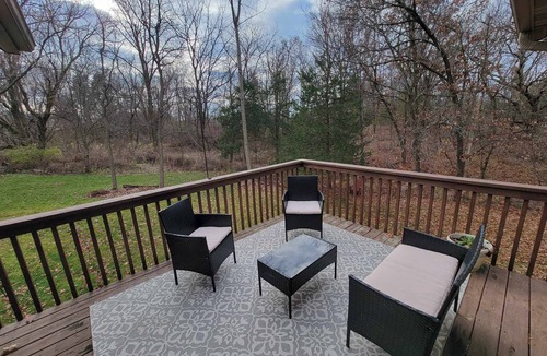 The Galena Territory House | The Cardinals' Nest, NEW! Remodeled kitchen, Territory amenities, 10 mins from downtown Galena