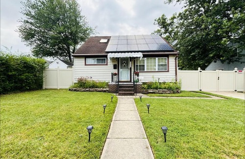 Glen Burnie House | The Charming Cozy 4BR, 2BA Getaway in Glen Burnie, Sleeps 9