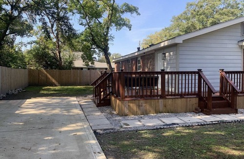 Mobile House | The Chic Getaway: 2BD/1BA Q Beds w/Smart TVs
