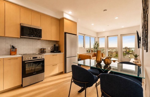 Downtown Bed & Breakfast | The Clocktower Retreat - Designer 2BR/2BA I SM I Pool & Parking