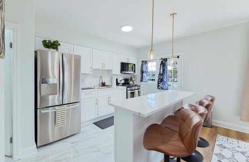 New Northwood House | The Coffeehouse - King Bed - Gym - Fast WiFi - Full Kitchen - Great Vibes