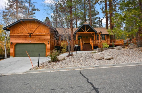 Fox Farm Cabin | The Crazy Bear: Fox Farm! Fenced Backyard! Pet Friendly! Hot Tub! Propane BBQ! Internet! Mountain Decor!