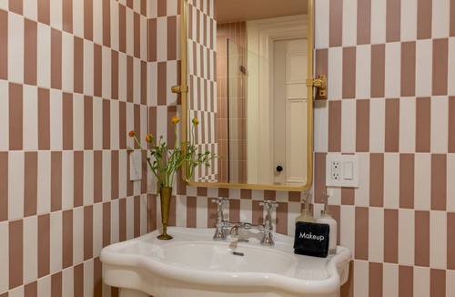 Corey Square Bed & Breakfast | The Dawn Room - Ash Street Inn