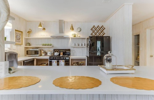 Biloxi Cottage | The Disco Mermaid Cottage, located in downtown Ocean Springs. Fully stocked!