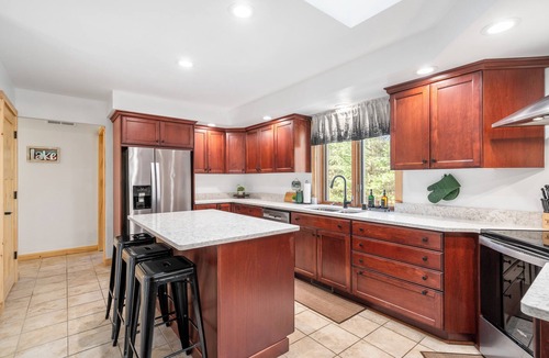 Waupaca House | The Emerald Lodge: Sleeps 21 - 5 BR - Chain O'Lakes - Hot Tub - Sauna - Fire Pit