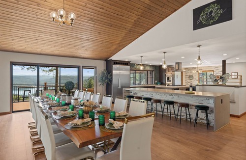 Nevada City House | The Gathering Place! Sleeps 24, Lakeview, Pickleball, Hot tub, Game room
