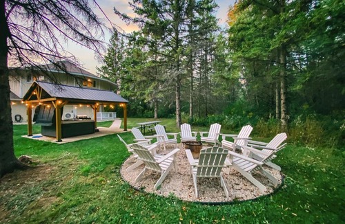 Sister Bay House | The Goat and Cherry- Cozy Retreat, Hot Tub, Fire Pit, Arcade Fun & Dogs!