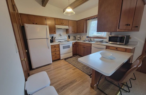 Rochester Apartment | The Gwen | 2BR Apt, Fenced Yard, Pets, <3mi Mayo