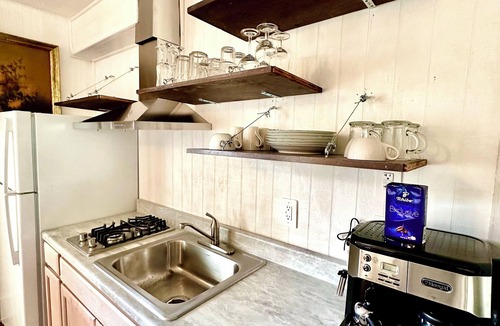 Gulfport Cottage | The holiday cottage 2 guest suite .Private bedroom,bathroom,entrance ,kitchen