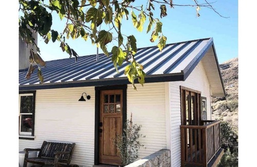 Agua Dulce House | The Homestead House: a cozy ranch cottage