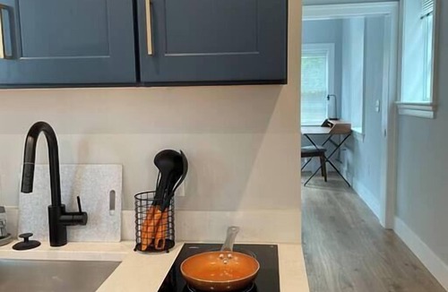 Old Town Alexandria Apartment | The King Suite at Prince Street Inn, ADA Accessible