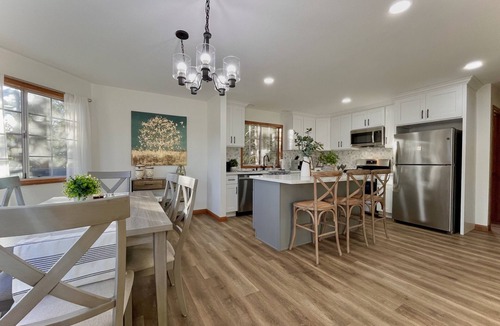 Crestline House | The Lakeview Lodge - LAKE/CITY VIEW CLOSE TO SHOPS FULLY REMODELED