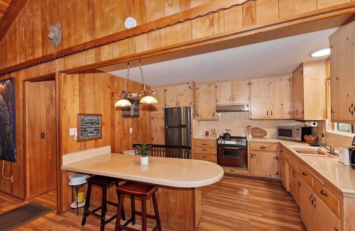 Crestline Cabin | The Lazy Bear Cabin - Warm & Woodsy w/Hot Tub