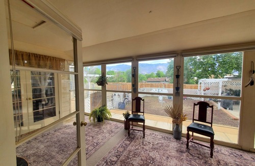 Lone Pine House | The Lone Pine Charm House 2bd 1ba. Views, Fenced, Walk to town, 30 day minimum.
