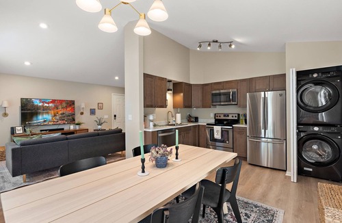 Summit - University Apartment | The Marshall Landing with King Bed