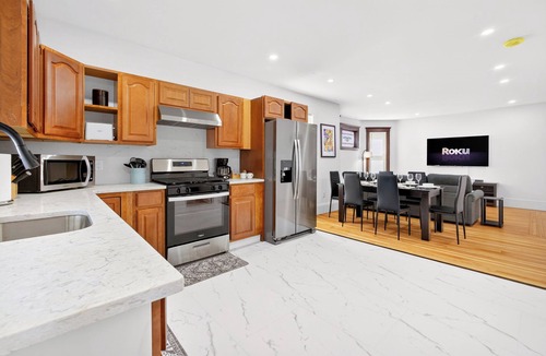 Milton House | The Milton Manor 3BR 1BA - Sleeps 6 - Unit 1