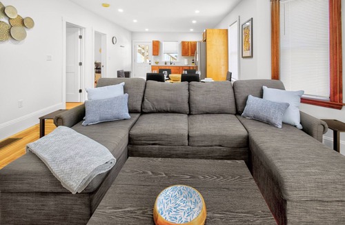 Milton House | The Milton Manor 3BR 1BA - Sleeps 6 - Unit 1