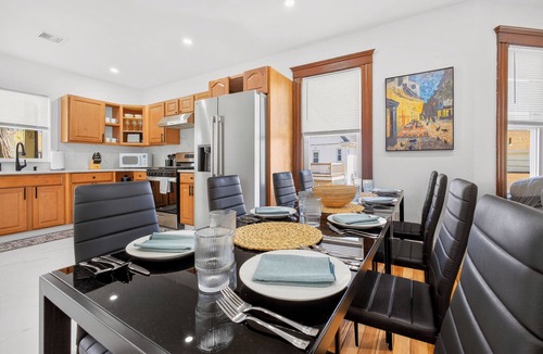 Milton House | The Milton Manor 5BR 2BA - Sleeps 10 - Unit 2