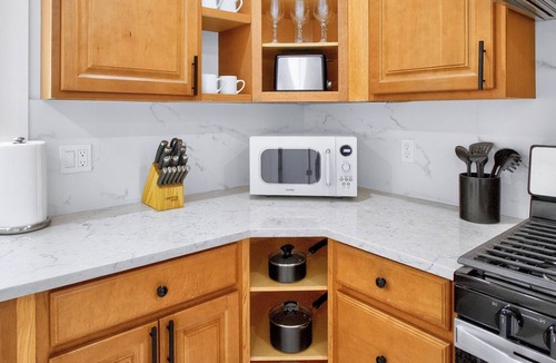 Milton House | The Milton Manor 5BR 2BA - Sleeps 10 - Unit 2