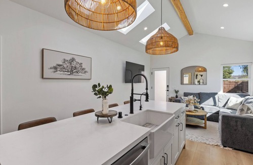Thousand Oaks House | The Oaks - Luxury Stay Near Malibu, Patio, Fire Pit, Fast Wifi, 2 Bedroom