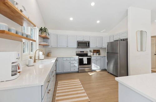 Nisswa House | The Perfect Lakeside Retreat on Lake Edward, hot tub, lake view & cozy speakeasy