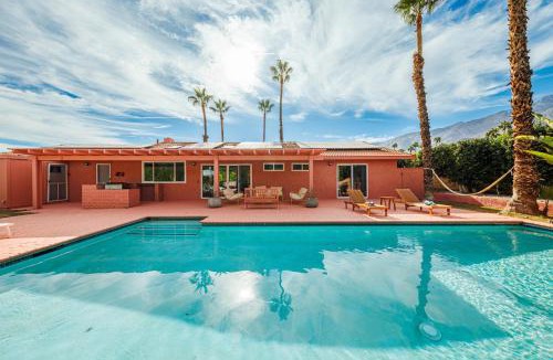 Racquet Club West Villa | The Pink House - Palm Springs Gem with Private Pool & BBQ