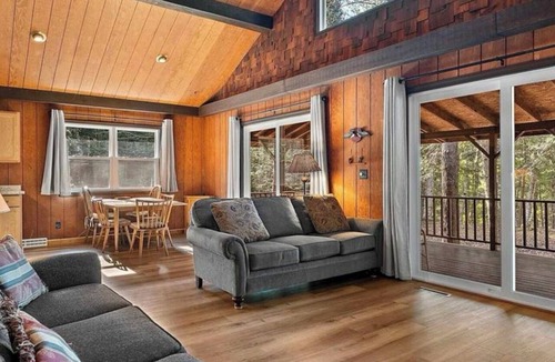 Goodman Cabin | The Red Quarter Cabin - Peaceful Lakeside Retreat