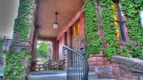 Dubuque Bed & Breakfast | The Redstone Inn and Suites