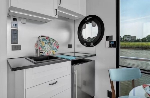 East Greenwich Boat Rental | The Ultimate Luxury Coastal Houseboat Experience at Jodoin Marina -Sleeps 4!
