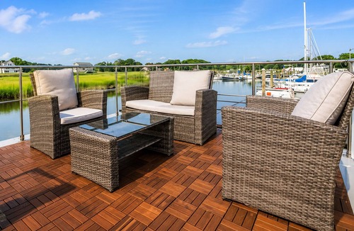 East Greenwich Boat Rental | The Ultimate Luxury Coastal Houseboat Experience at Jodoin Marina -Sleeps 4!