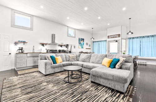 Oconto House | The Waterfront- Game Room!Movie Theatre! 6 Bedrooms! Bunk Room!