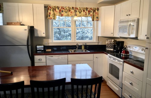 Jamestown Apartment | The Waves Carriage House Apartment