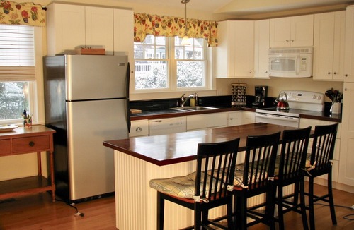Jamestown Apartment | The Waves Carriage House Apartment