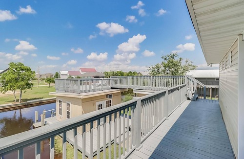 Shoreline Park House | "The Zion" - 2 Bedrooms 2 Bath Tiki Hut Private Boat Launch