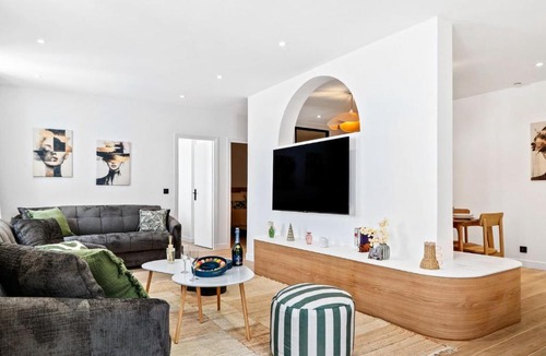 15th Arrondissement Apartment | TheBlueStay 266 - Stunning AC Apartment