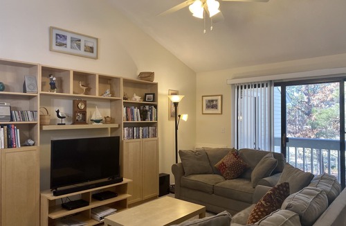 Brewster Condo | This Eaton Village apartment has comfortable décor and a renovated kitchen with newer appliances.