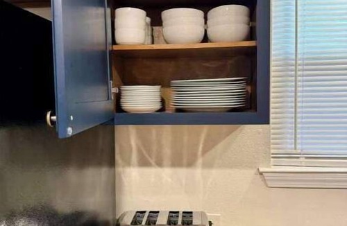 Des Allemands House | This home is a short drive to New Orleans and surrounding areas. Dog friendly.