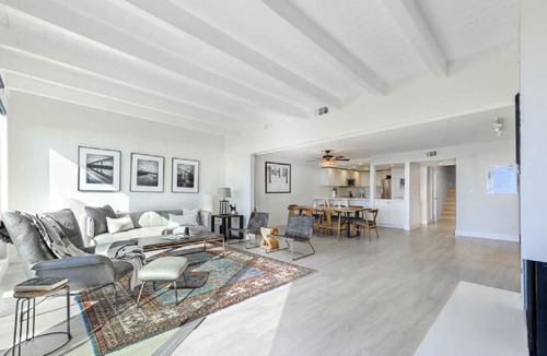 Hermosa Beach Apartment | Three Bedroom Residence with Private Rooftop Deck
