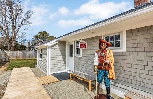South Yarmouth Cottage | TinkerTown Luxury Cottage 4 Bdrms, 4 Bth 5min walk Beach, Bar, near Wicked Waves
