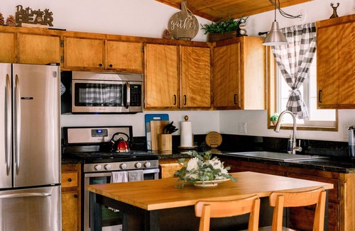 Peter Pan House | Tiny Bear Cabin Family Retreat 2br/1.5ba/Wi-Fi