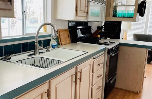 Desert Hot Springs House | Tiny Home Desert Hot Springs Resort Lakeview Pools fitness room, WiFi